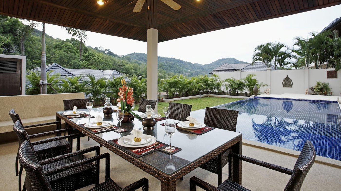 Outdoor dining by the pool